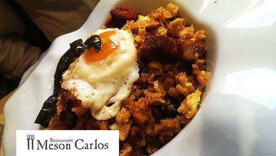 Migas de Oropesa con panceta, huevo frito y pimientos.