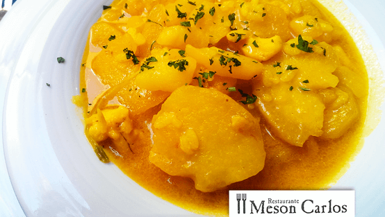 Patatas con arroz y bacalao. Plato típico de Semana Sanata