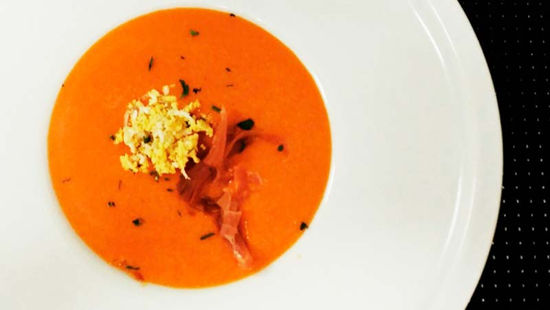 Salmorejo con huevo hilado y jamón crujiente - donde comer en Oropesa, Toledo.