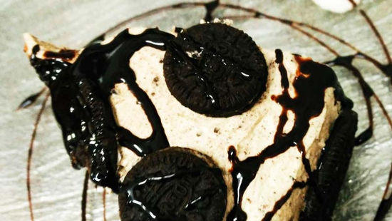 Tarta de oreo. Postres caseros en Mesón Carlos, para comer bien en Oropesa, Toledo